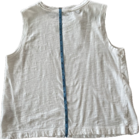 Old Navy Women’s graphic white tank top - Picture 2 of 3